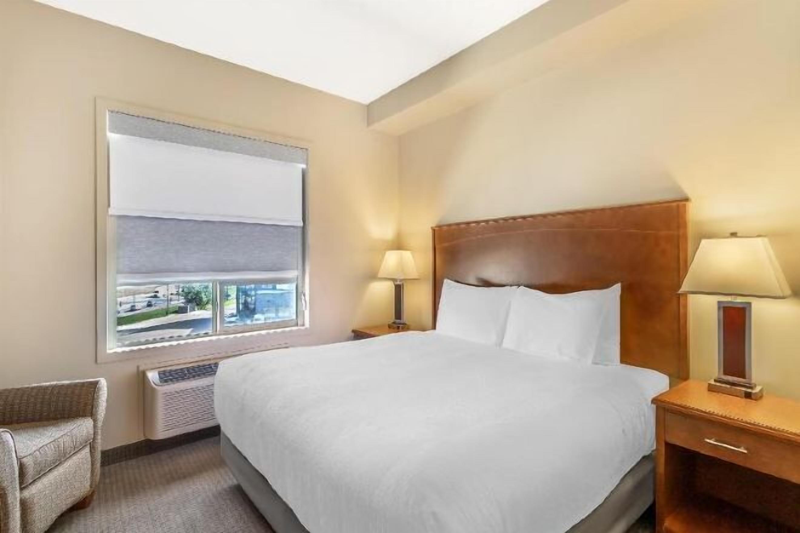 Biancheria da letto di alta qualità, una scrivania, postazione laptop