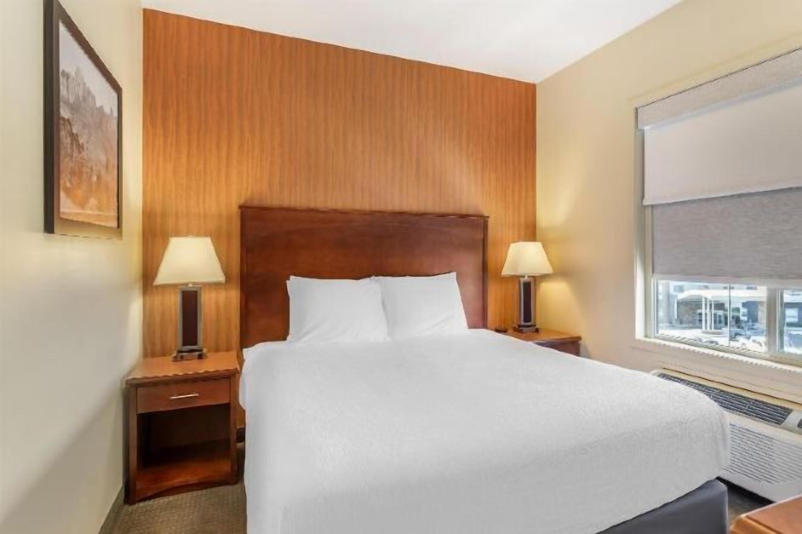 Biancheria da letto di alta qualità, una scrivania, postazione laptop