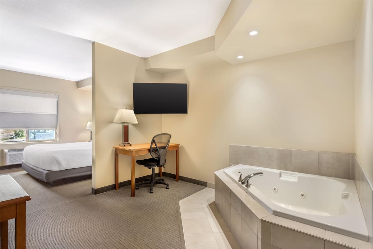 Suite, 1 King Bed, Non Smoking, Jetted Tub