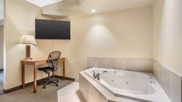 Suite, 1 King-Bett, Nichtraucher, Whirlpool (with Sofabed) | Hochwertige Bettwaren, Schreibtisch, laptopgeeigneter Arbeitsplatz