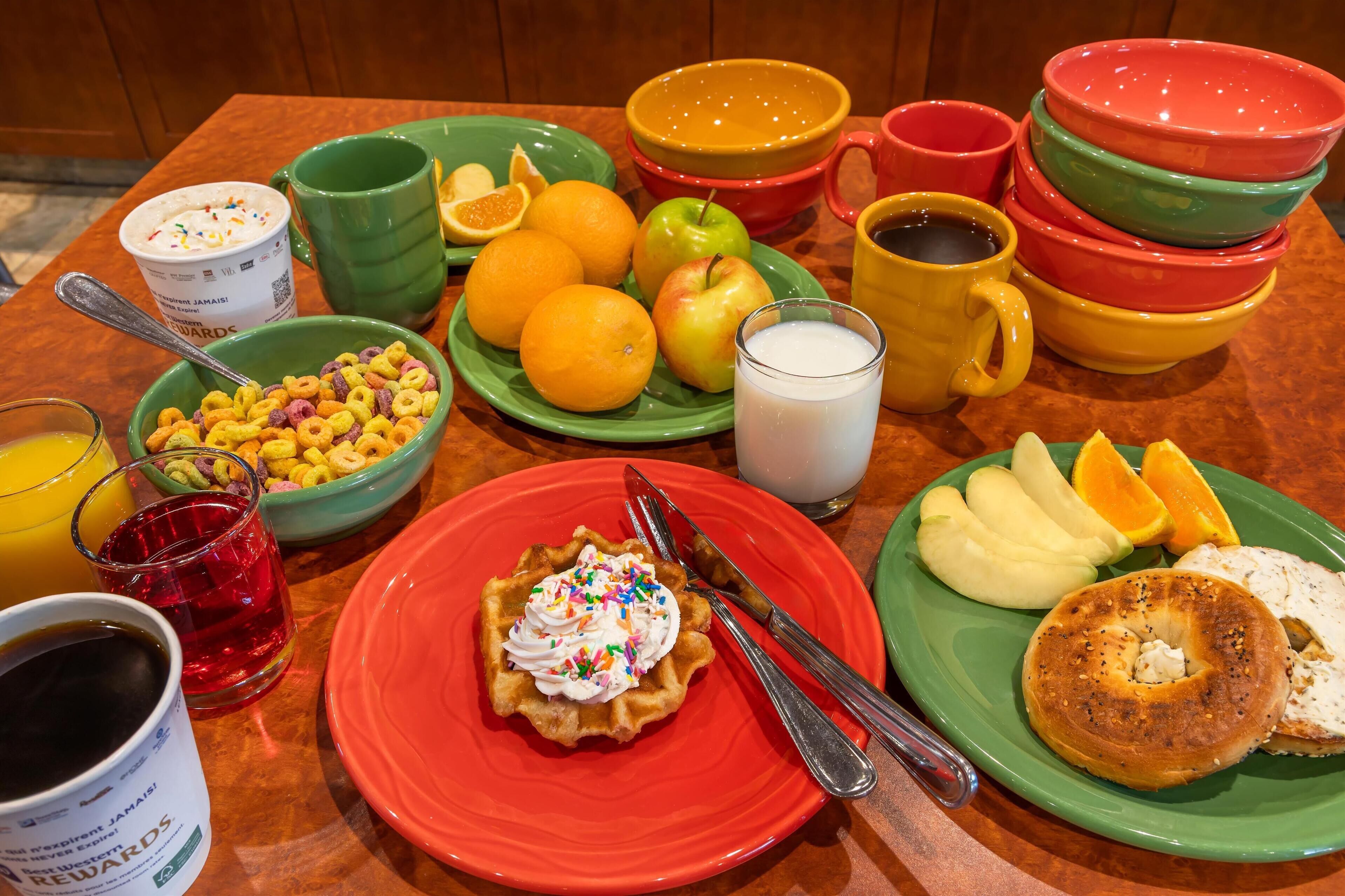 Una mesa de desayuno con diversos alimentos y bebidas.