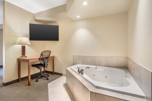 Suite, 1 King-Bett, Nichtraucher, Whirlpool (with Sofabed) | Hochwertige Bettwaren, Schreibtisch, laptopgeeigneter Arbeitsplatz