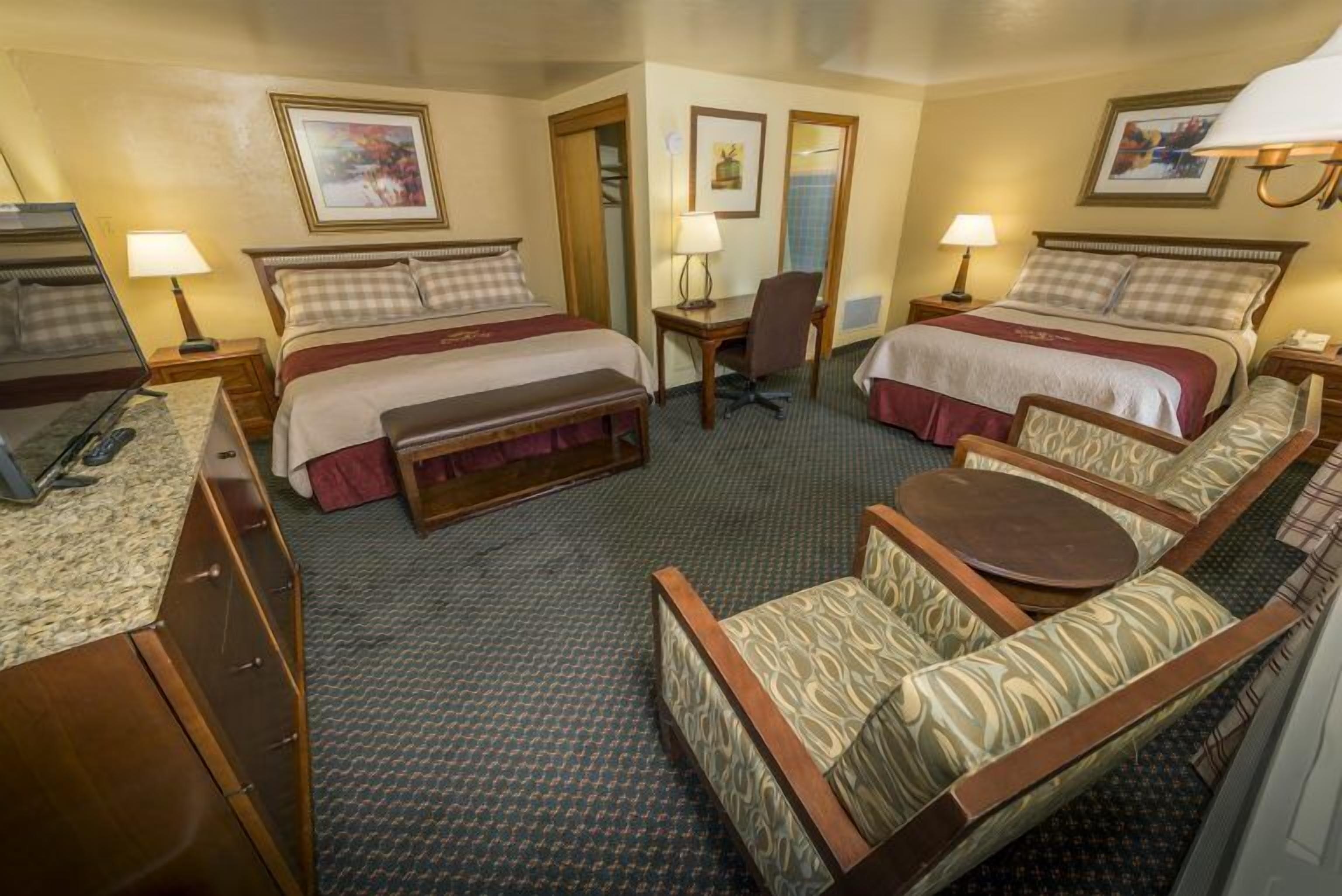 Bureau, fer et planche à repasser, lits bébé (gratuits)