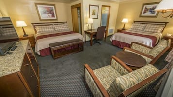 Een bureau, een strijkplank/strijkijzer, gratis babybedden