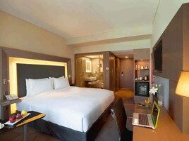 Suite ejecutiva, 1 cama de matrimonio grande, bañera (Separate Living Room) | Ropa de cama de alta calidad, edredones de plumas, caja fuerte