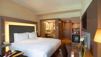 Executive Suite, 1 Katil Raja (King), Bathtub (Separate Living Room) | Peralatan tempat tidur premium, gebar bulu kapas, peti besi dalam bilik