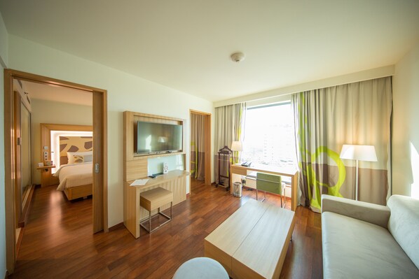 Executive Suite, 1 King Bed, Bathtub (Separate Living Room) | 1 bedroom, premium bedding, down comforters, in-room safe