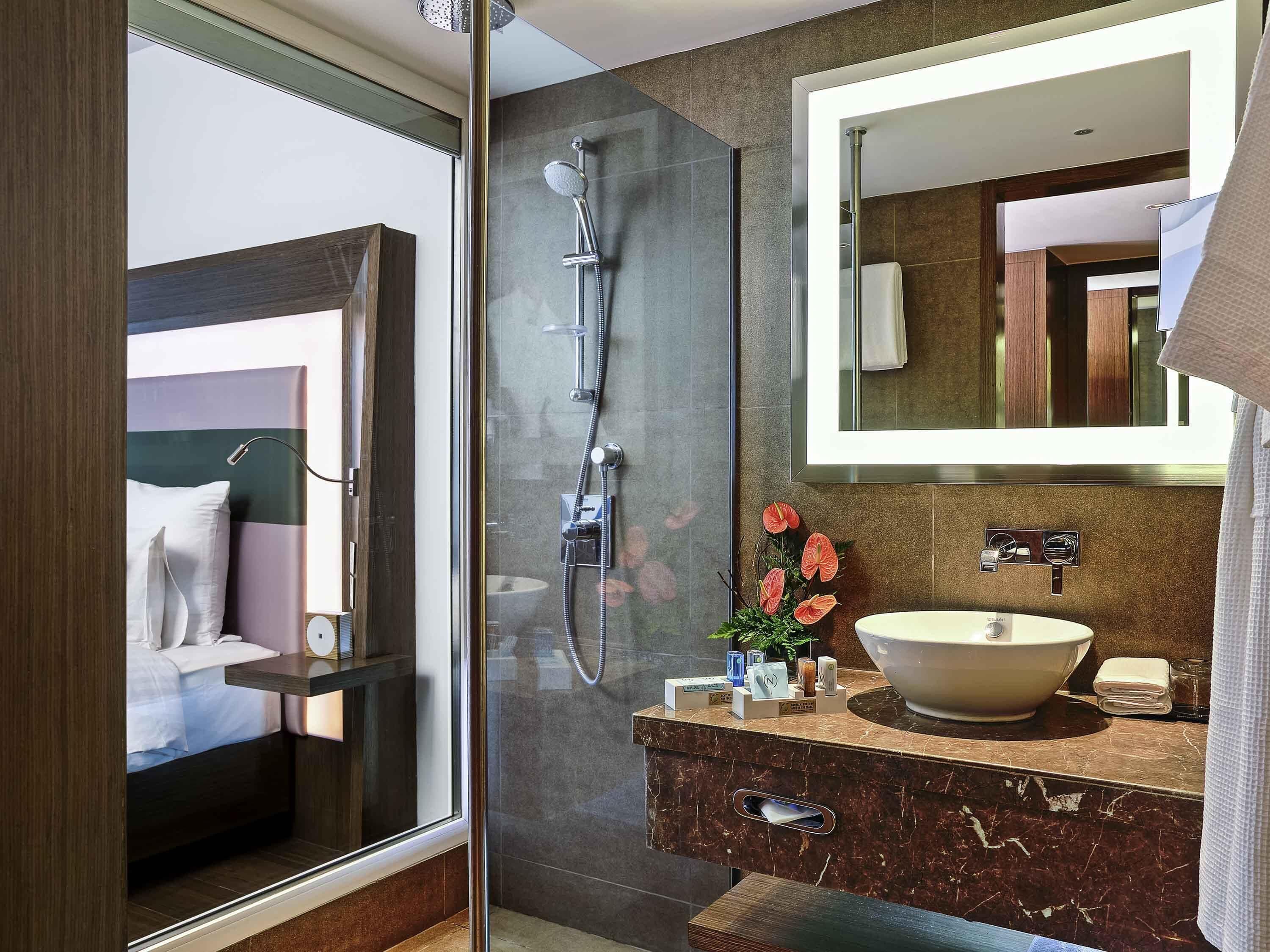 Premium bedding, down comforters, in-room safe, individually decorated