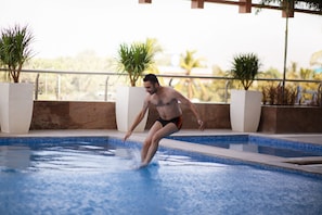 Una piscina al aire libre, tumbonas