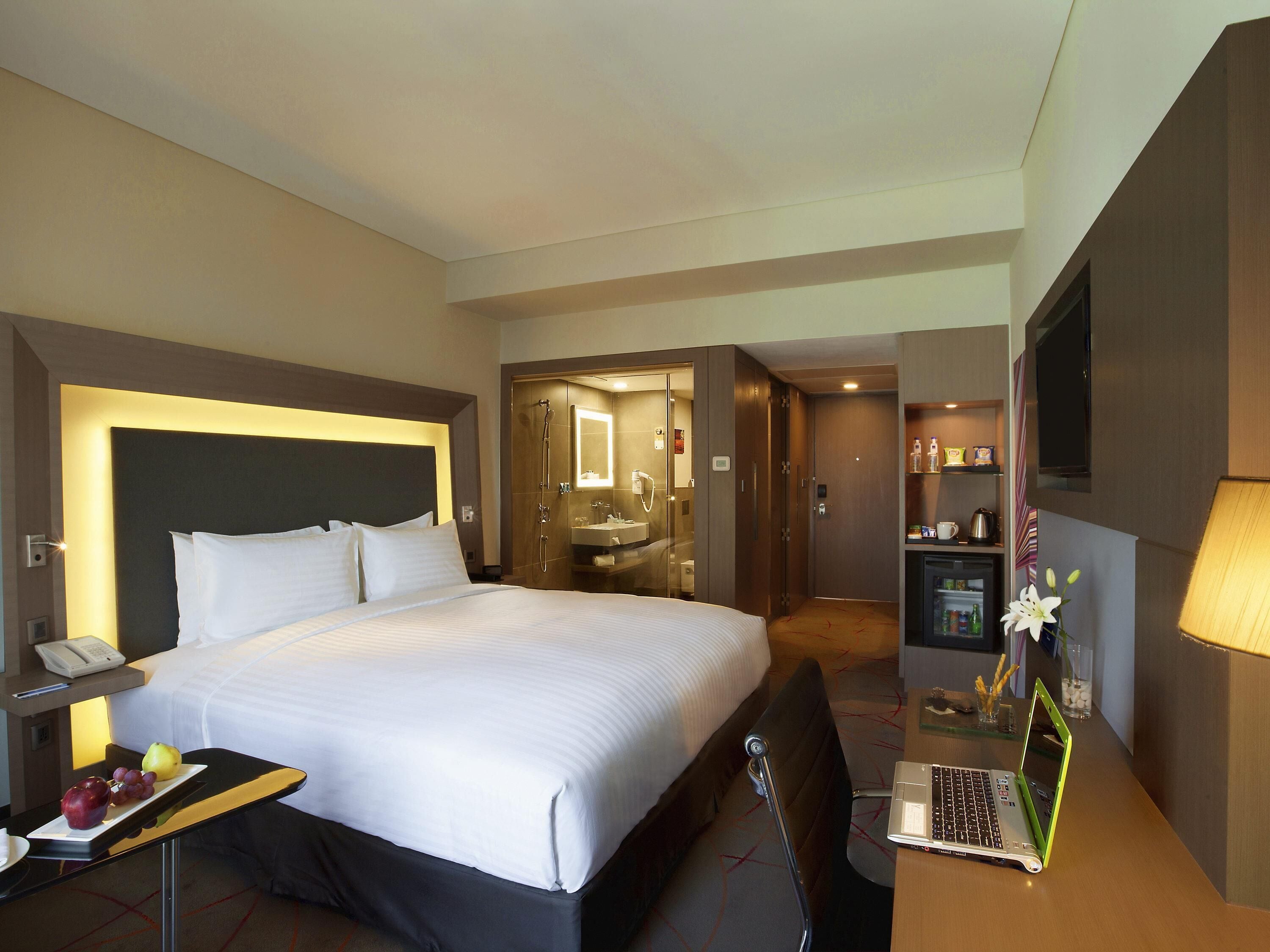 Premium bedding, down comforters, in-room safe, individually decorated