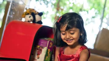 Executive Room, 1 King Bed, Garden View | Children's area