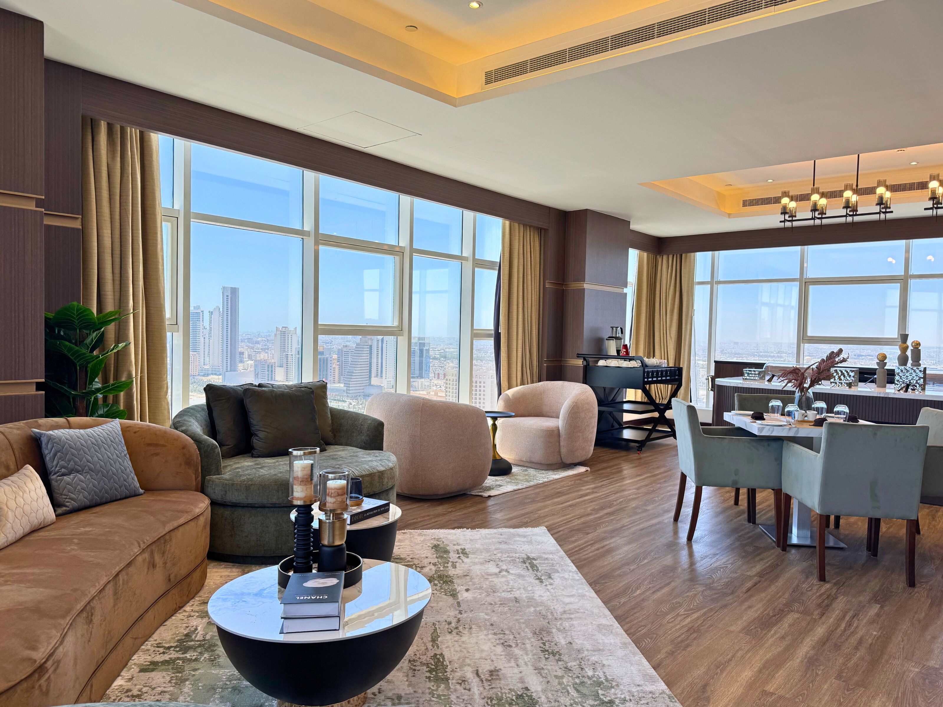 breakfast, dinner served; international cuisine, al fresco dining