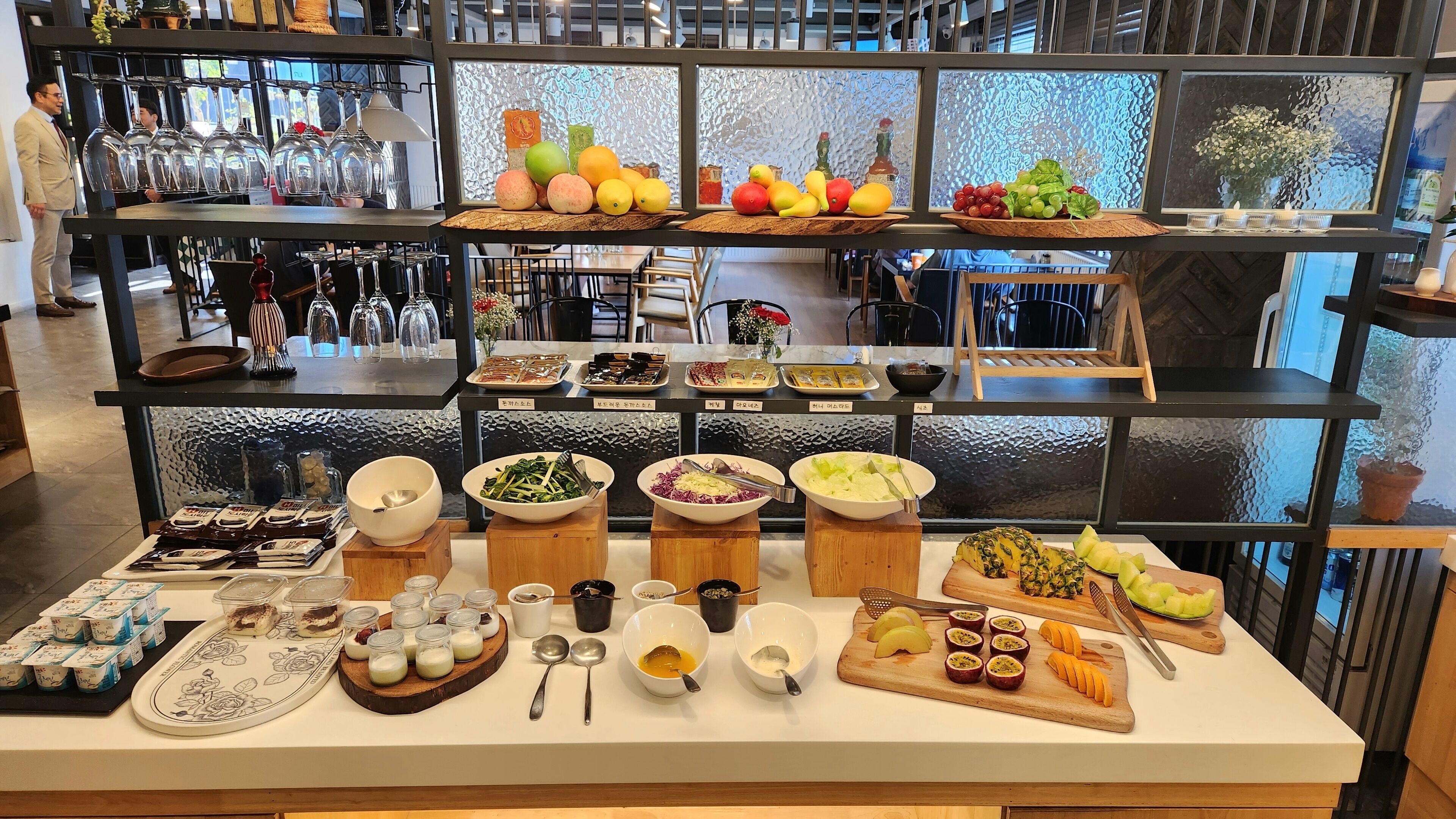 每日供應吃到飽早餐 (每人 KRW10000)