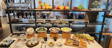 Daily buffet breakfast (KRW 15000 per person)