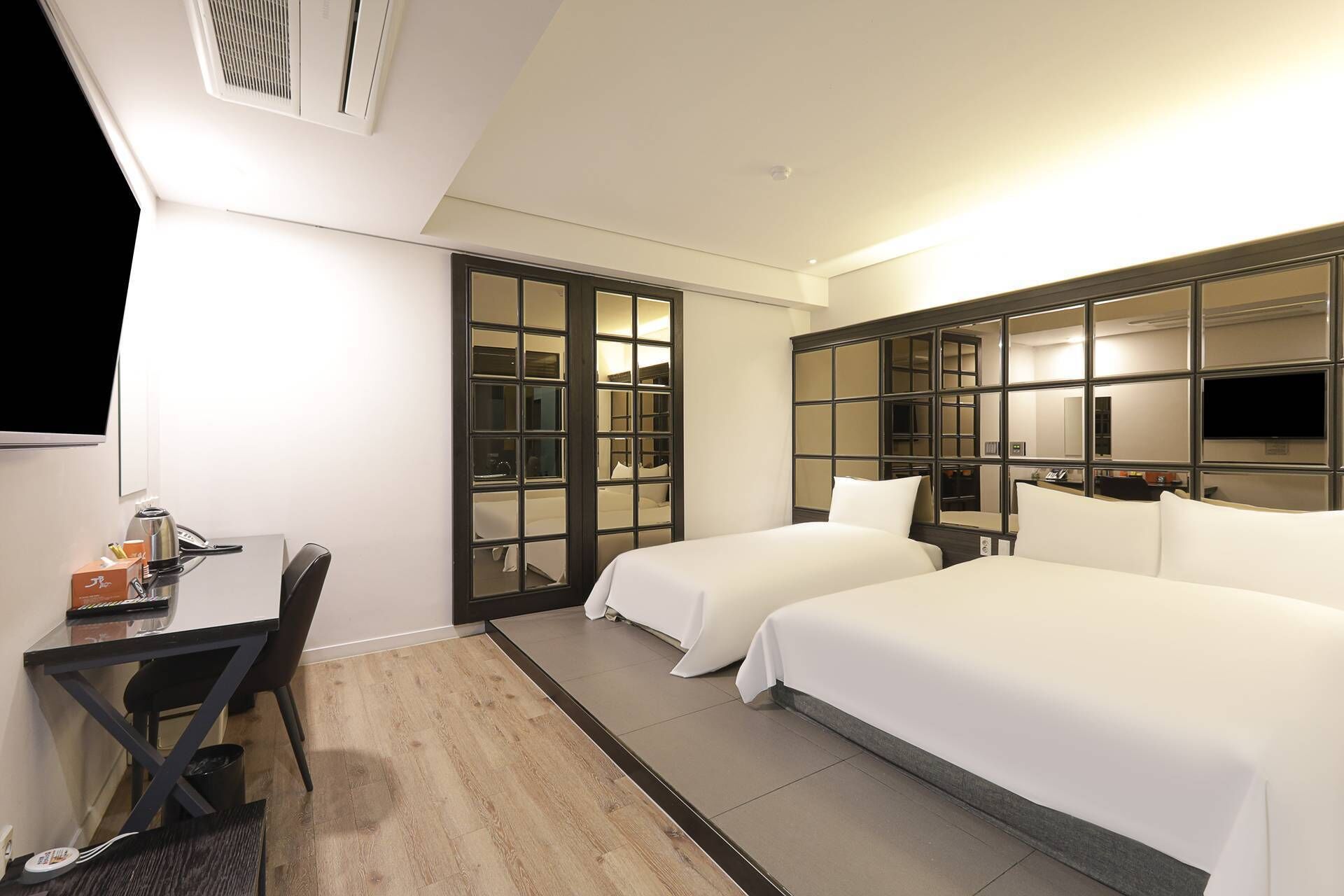 deluxe twin (5 free otts available) | individually decorated, desk, soundproofing, free wifi