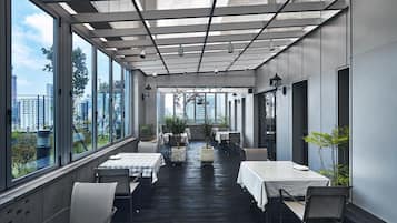Desayuno buffet diario (KRW 10000 por persona)