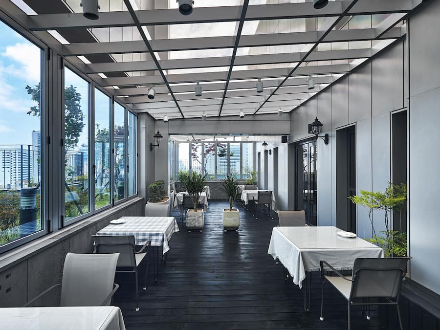 Daily buffet breakfast (KRW 15000 per person)