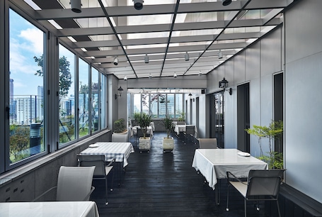 Daily buffet breakfast (KRW 10000 per person)