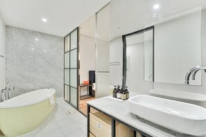 Deluxe Double (5 Free OTTs Available) | バスルーム | 個別の浴槽とシャワー、深めの浴槽、ヘアドライヤー、バスローブ