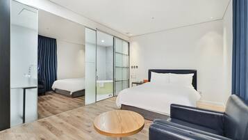 Deluxe Double (5 Free OTTs Available) | Decoración personalizada, escritorio, insonorización y wifi gratis