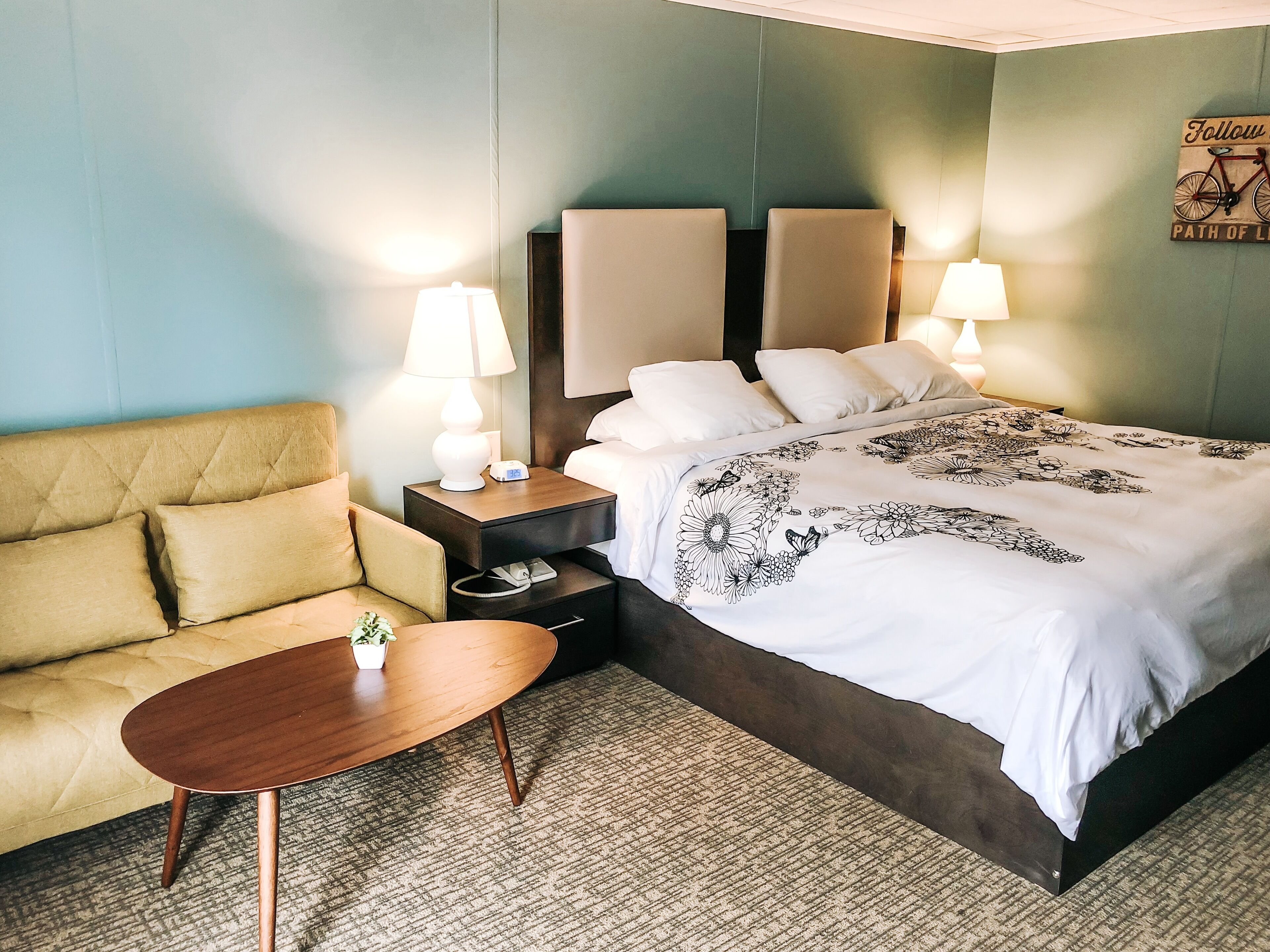 standard room, 1 king bed | premium bedding, desk, iron/ironing board, free cots/infant beds