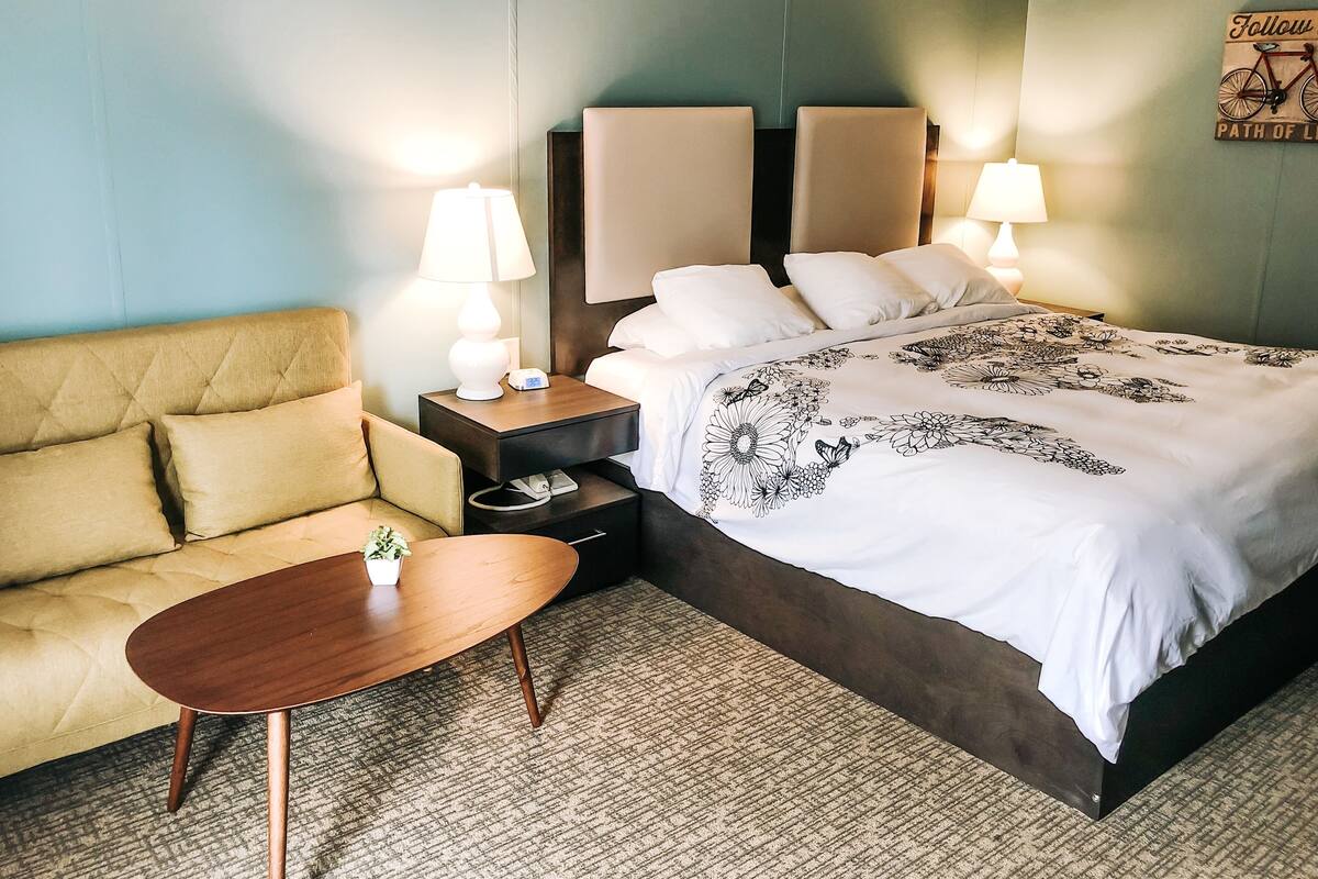 standard room, 1 king bed | premium bedding, desk, iron/ironing board, free cots/infant beds