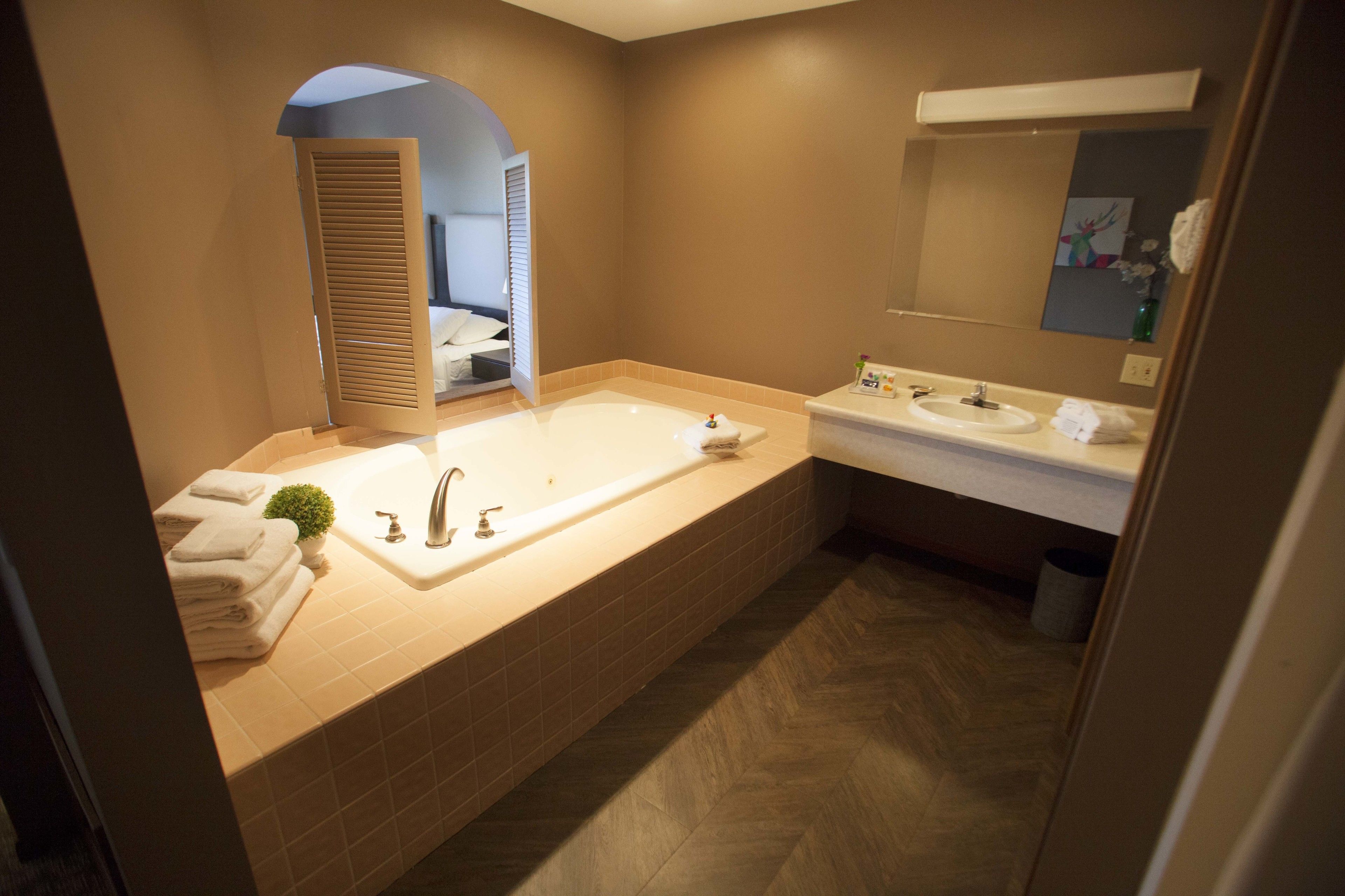 comfort room, 1 king bed, hot tub | bathroom | combined shower/bathtub, designer toiletries, hair dryer, towels