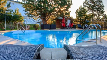 Una piscina techada, una piscina al aire libre