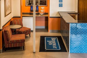 Lobby - Rodeway Inn Muskegon Airport (Muskegon)