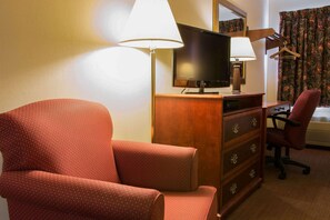 Desk, iron/ironing board, free WiFi, bed sheets - Rodeway Inn Muskegon Airport (Muskegon)