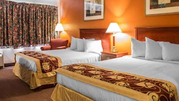 Standard-huone, 2 keskisuurta parisänkyä, tupakointi kielletty | Työpöytä, silitysrauta/-lauta, ilmainen Wi-Fi, vuodevaatteet