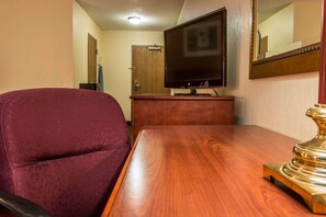 Desk, iron/ironing board, free WiFi, bed sheets - Rodeway Inn Muskegon Airport (Muskegon)