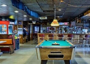Bar (on property) - Rodeway Inn Muskegon Airport (Muskegon)