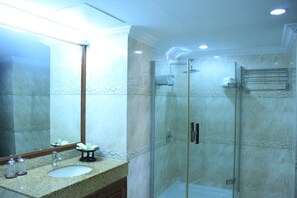 Suite (ROYAL SUITE) | Bilik Mandi | Gabungan pancuran/tab mandi, tab mandi rendaman dalam 
