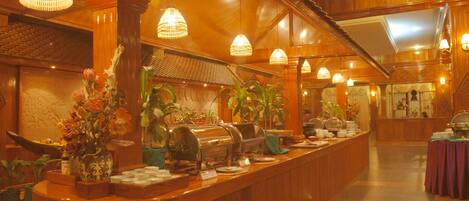 Se sirven desayunos, comidas y cocina internacional con vista al jardín