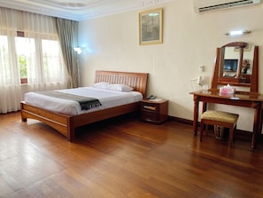 Minibar, in-room safe, individually decorated, individually furnished - City Angkor Hotel (Siem Reap)