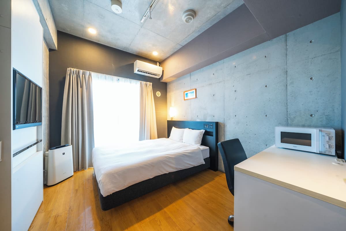Premium bedding, individually decorated, individually furnished, desk