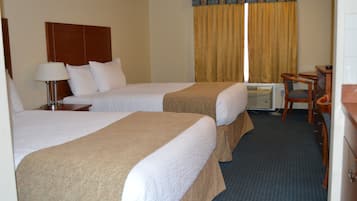 Tabla de planchar con plancha, wifi gratis y ropa de cama