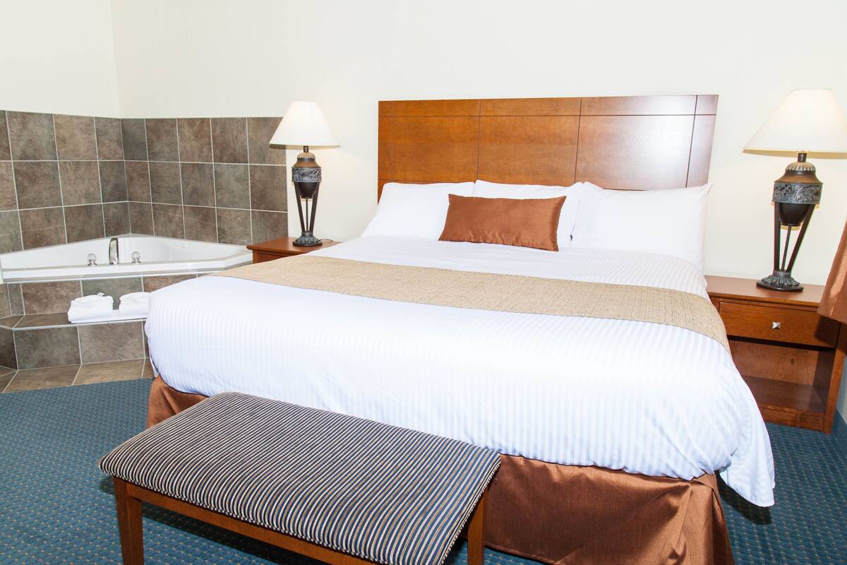 superior room, 1 king bed, jetted tub | jetted bathtub