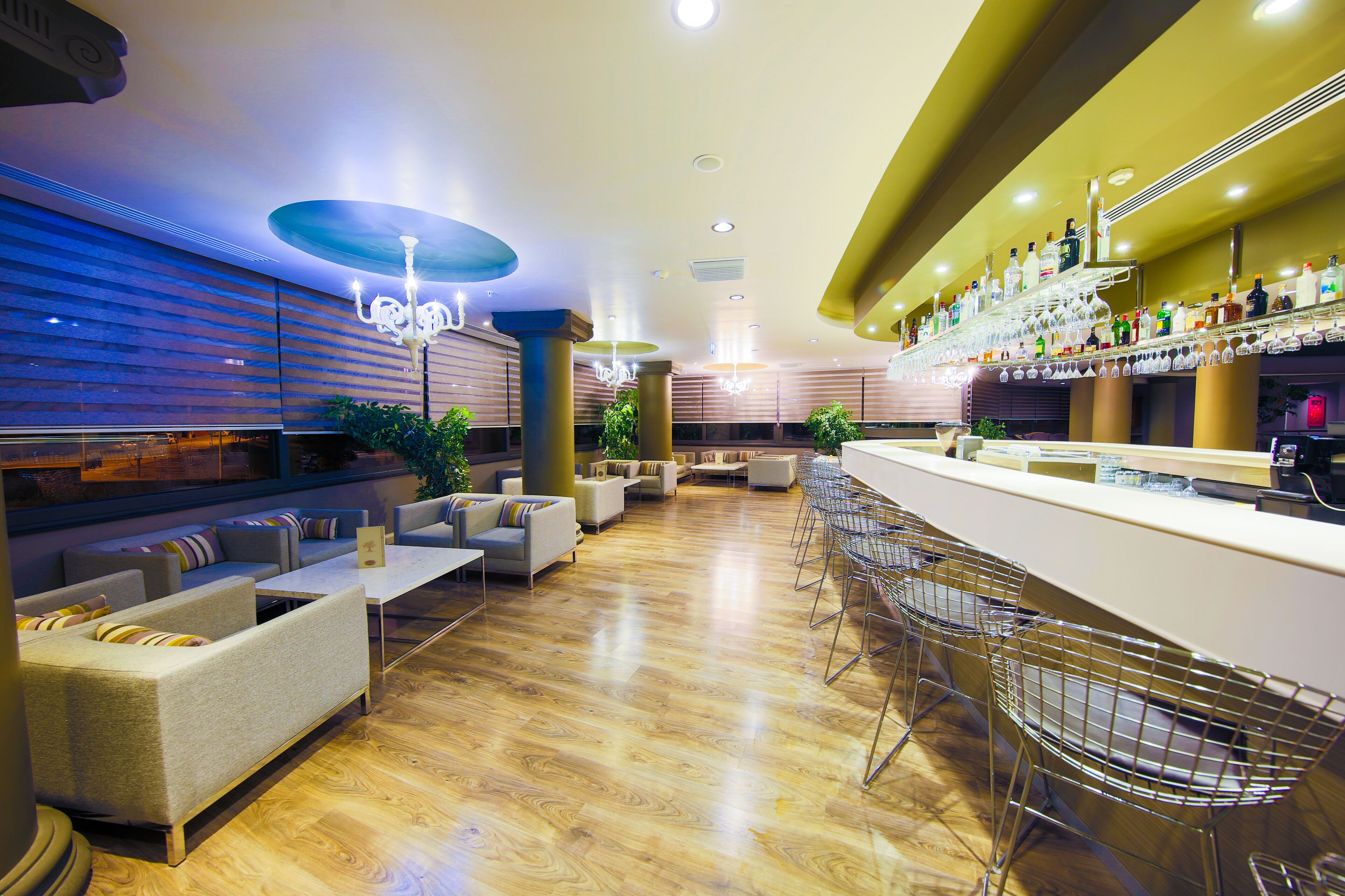 3 bars/lounges, poolside bar