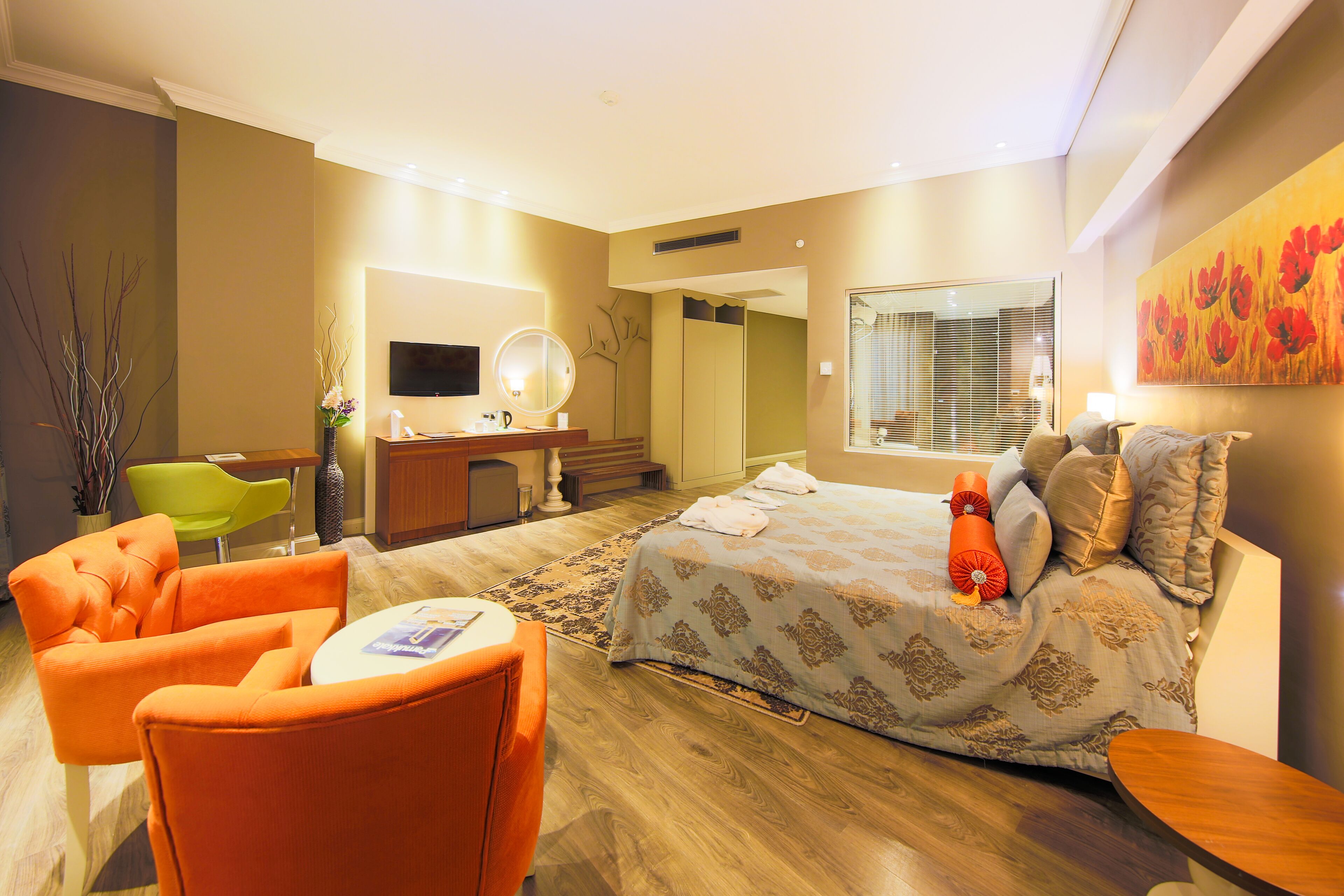 deluxe double room, 1 double bed | free minibar items, in-room safe, desk, soundproofing