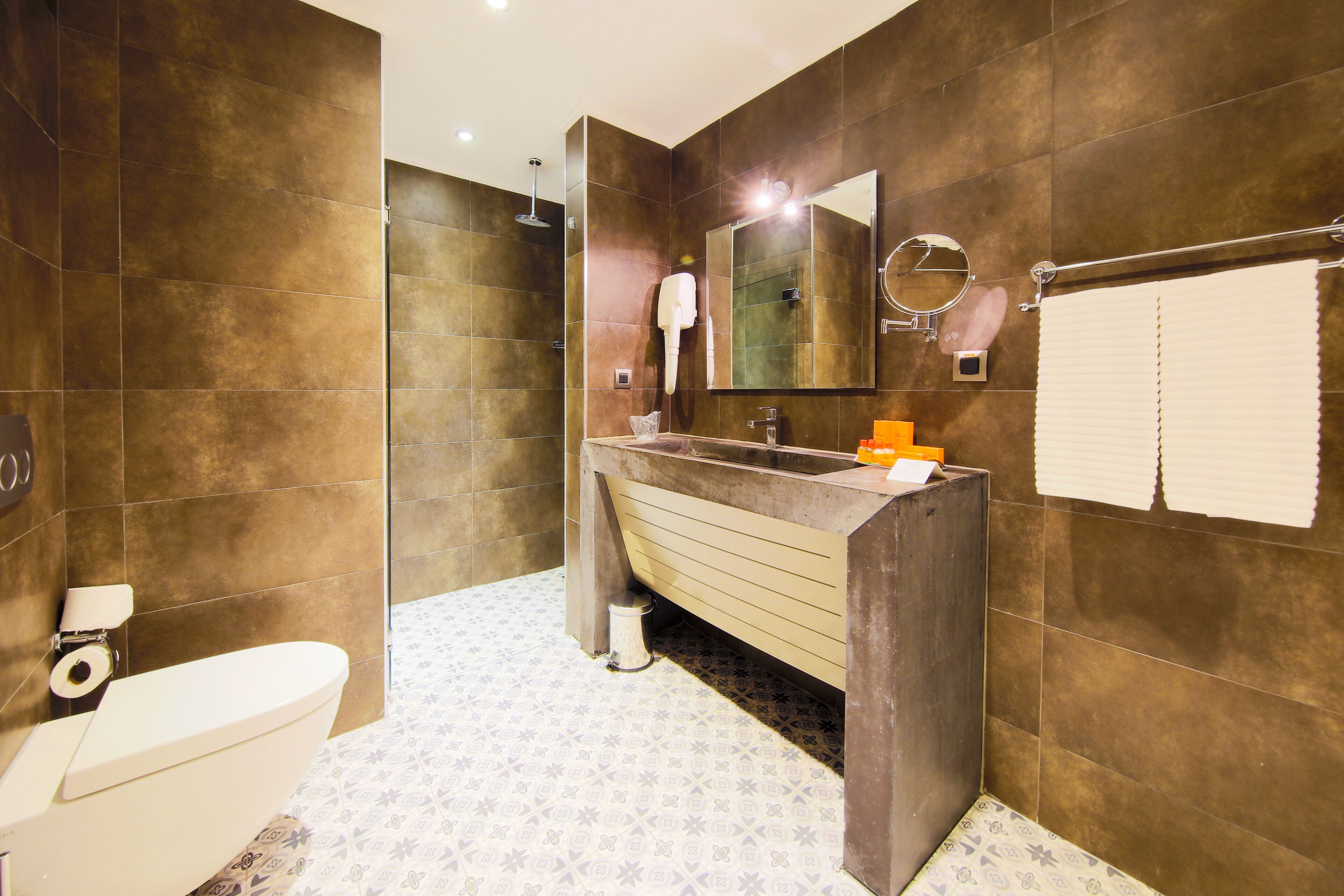 deluxe double room, 1 double bed | bathroom | separate bathtub and shower, spring water bathtub, free toiletries