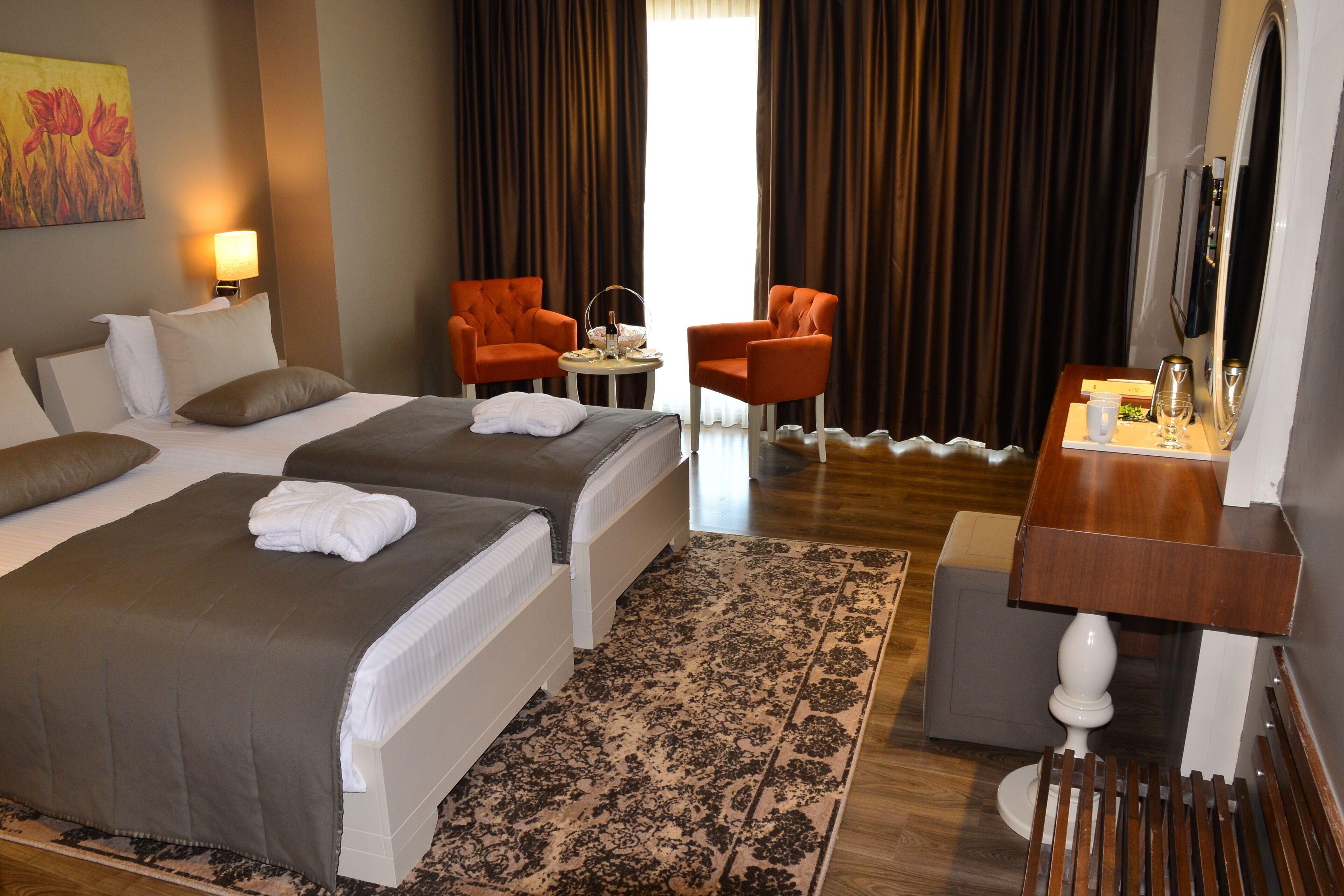 standard room | free minibar items, in-room safe, desk, soundproofing