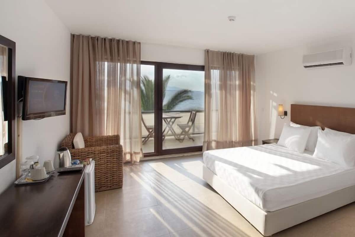 In-room safe, rollaway beds, free WiFi