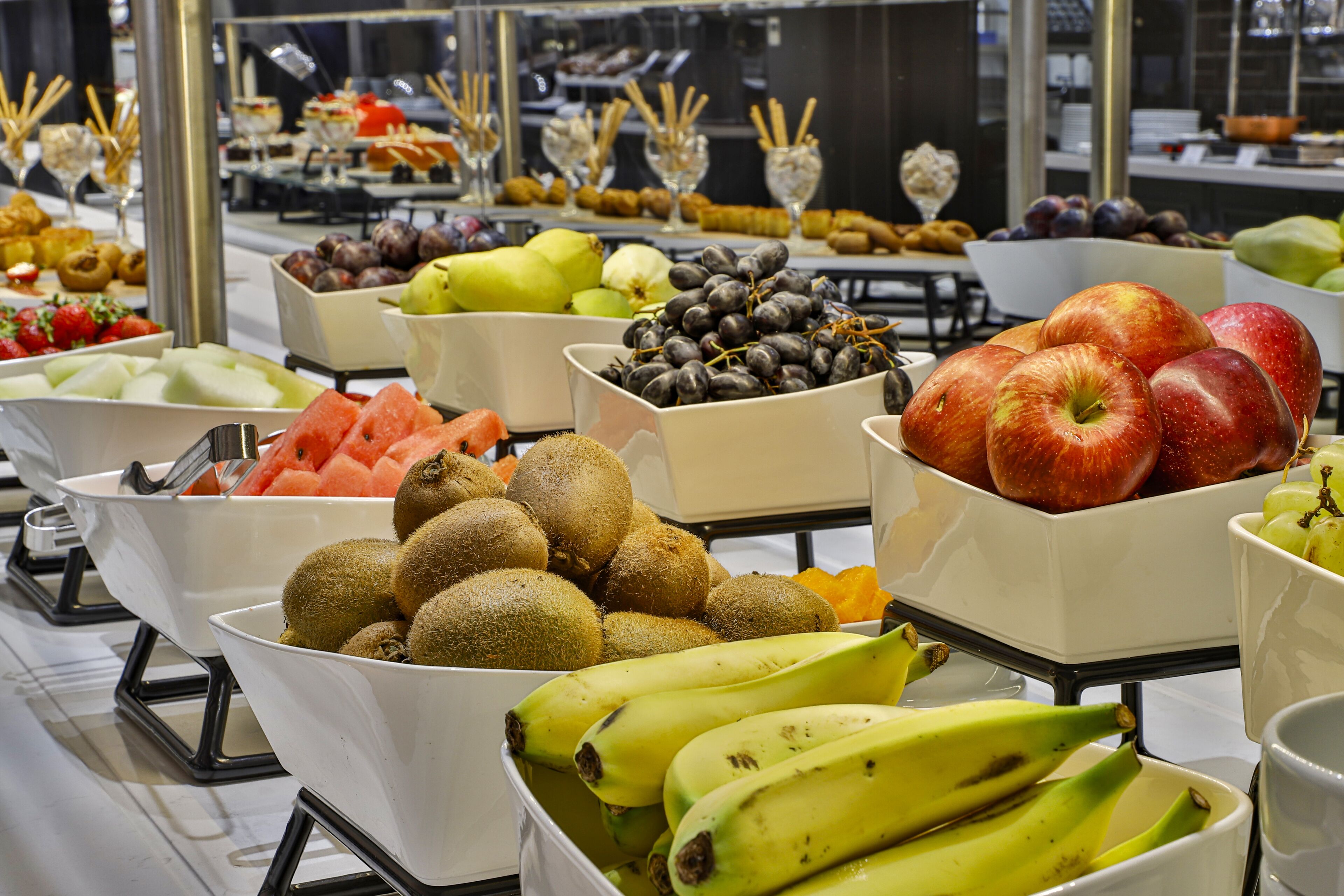 Un bufé con diversas frutas y verduras.