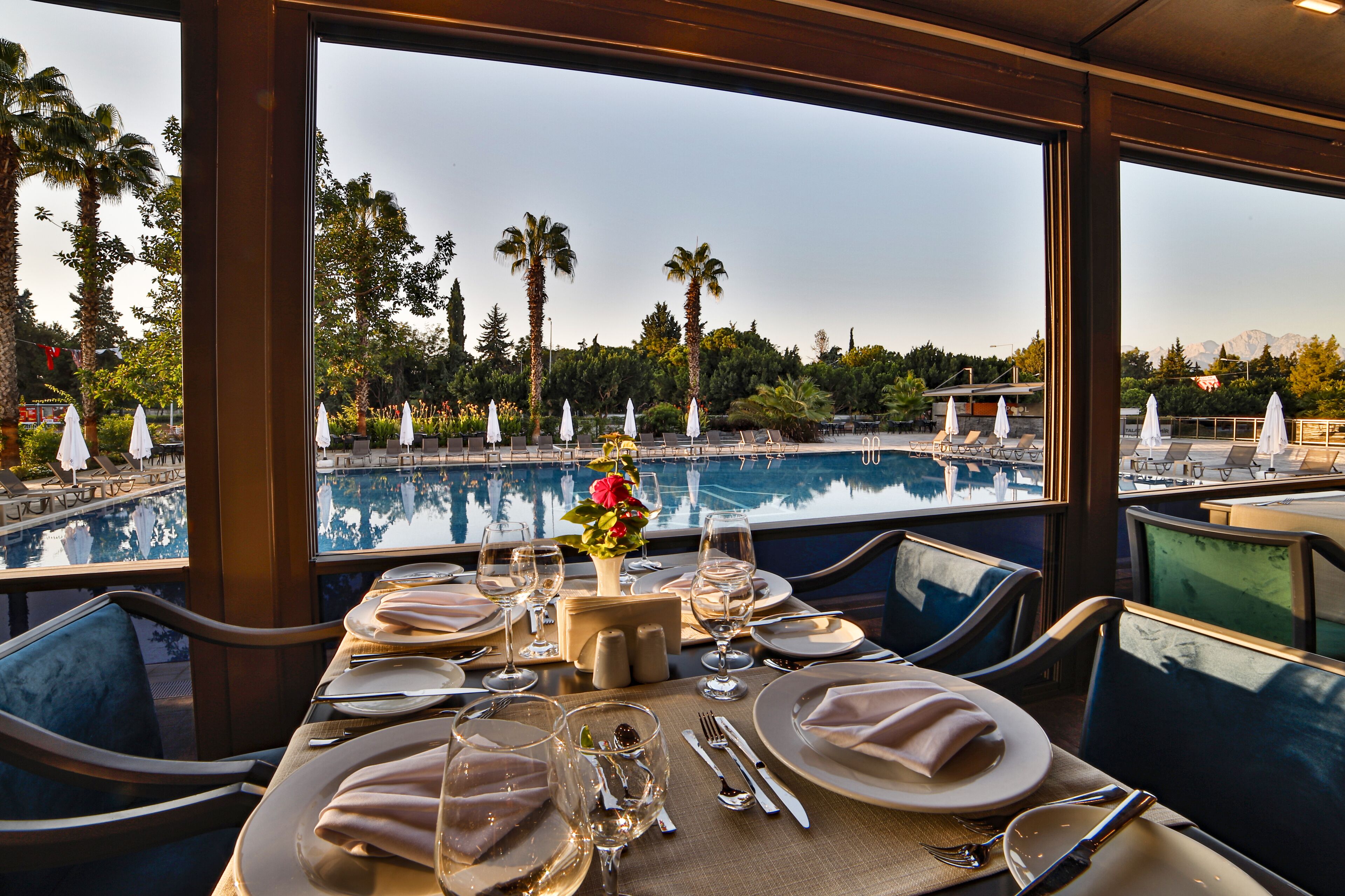 2 restaurants, serveren ontbijt, lunch, diner, internationale gerechten