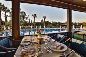 2 restaurantes; se sirve desayuno, almuerzo y cena; cocina internacional