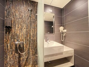 Habitación doble superior | Baño | Secadora de cabello, shampoo, papel de baño 