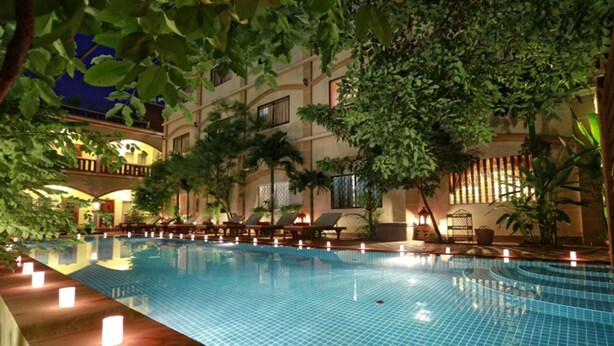 Outdoor pool, sun loungers - Forest King Hotel (Siem Reap)