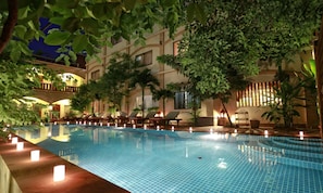 Piscine extérieure, chaises longues